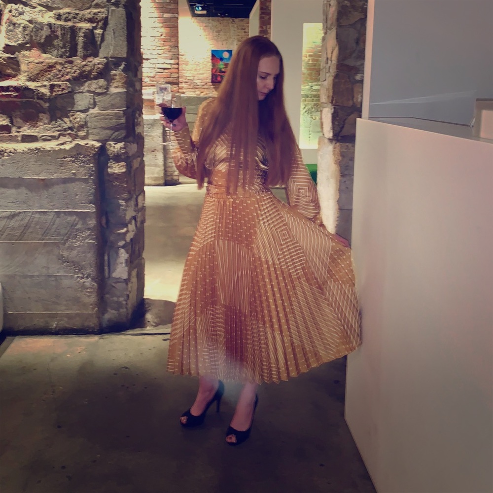 Skirt and blouse.